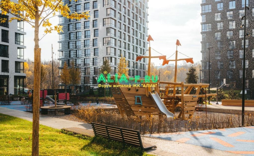 Пионер КЛ двор кораблик.JPG